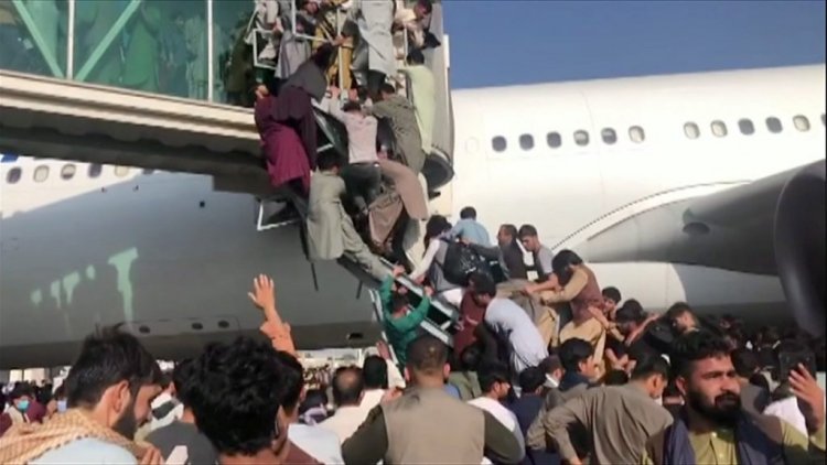 17 قتيلا في مطار كابل خلال أسبوع وتواصل عمليات الإجلاء في افغانستان